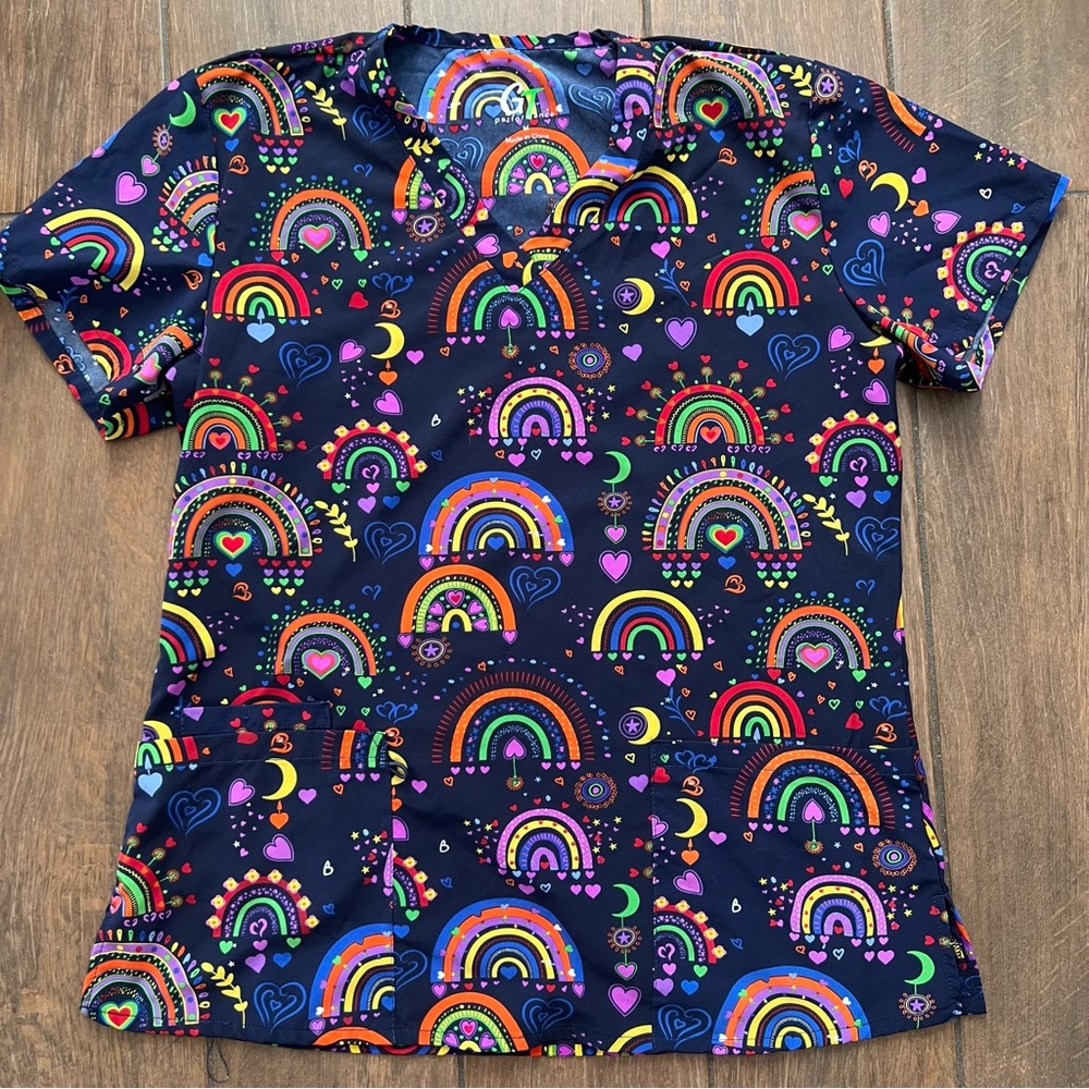 GT Performance Black Rainbows Moons and Hearts Scrub Top sz M